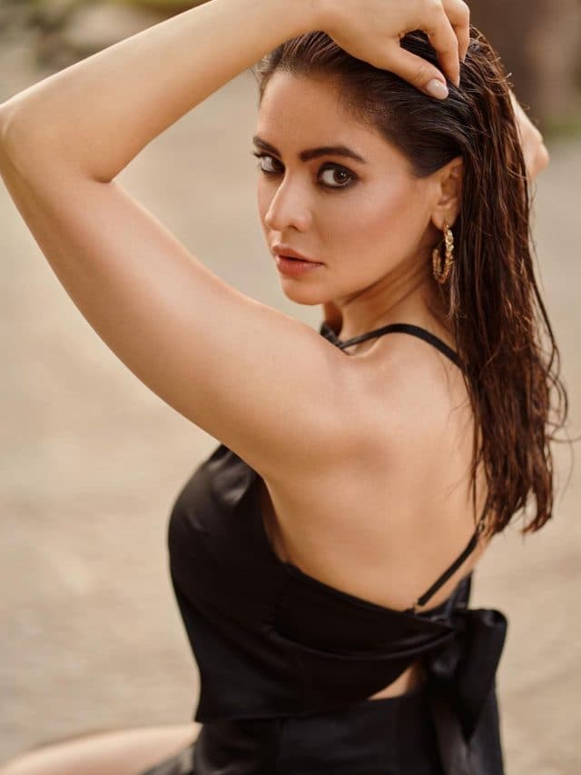 Aamna Sharif ने शॉर्ट ड्रेस पहन बरपाया कहर, किलर अंदाज में होश उड़ाने वाले दिए पोज