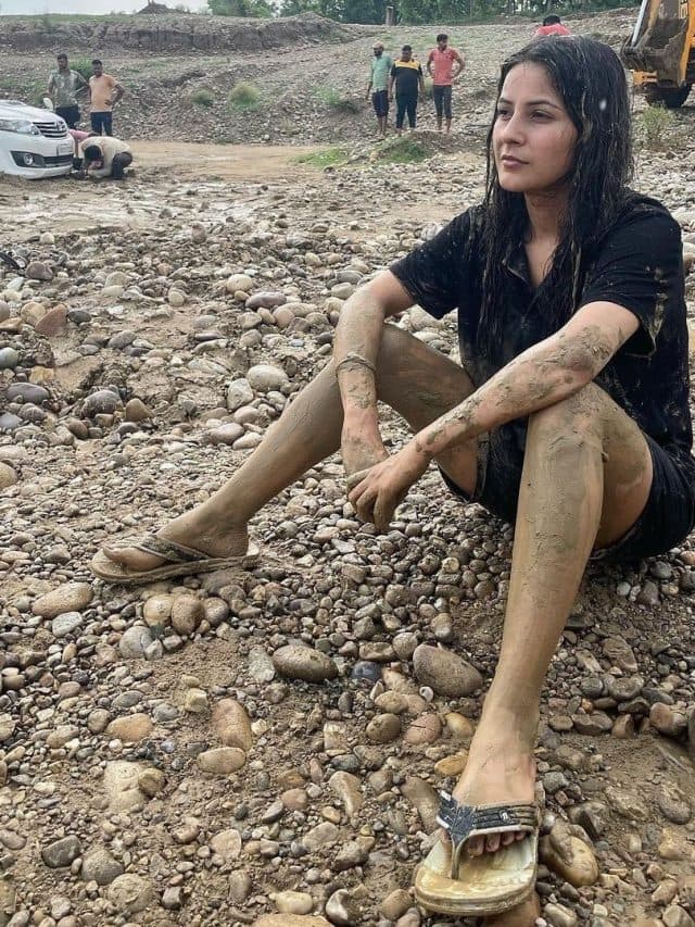 Shehnaaz Gill ने कीचड़ में किया ये काम, वायरल Photos से इंटरनेट में मची खलबली