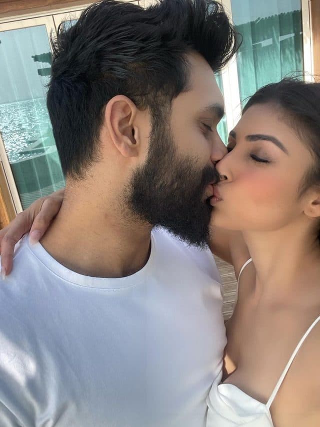 शादी के बाद पति के पहले बर्थडे पर मौनी पर छाया रोमांस, एक्ट्रेस ने लिप लॉक करते शेयर की तस्वीरें
