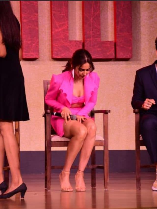मिनी स्कर्ट पहन हजारों की भीड़ के सामने कुर्सी पर बैठना एक्ट्रेस Rakul Preet के लिए हुआ मुश्किल
