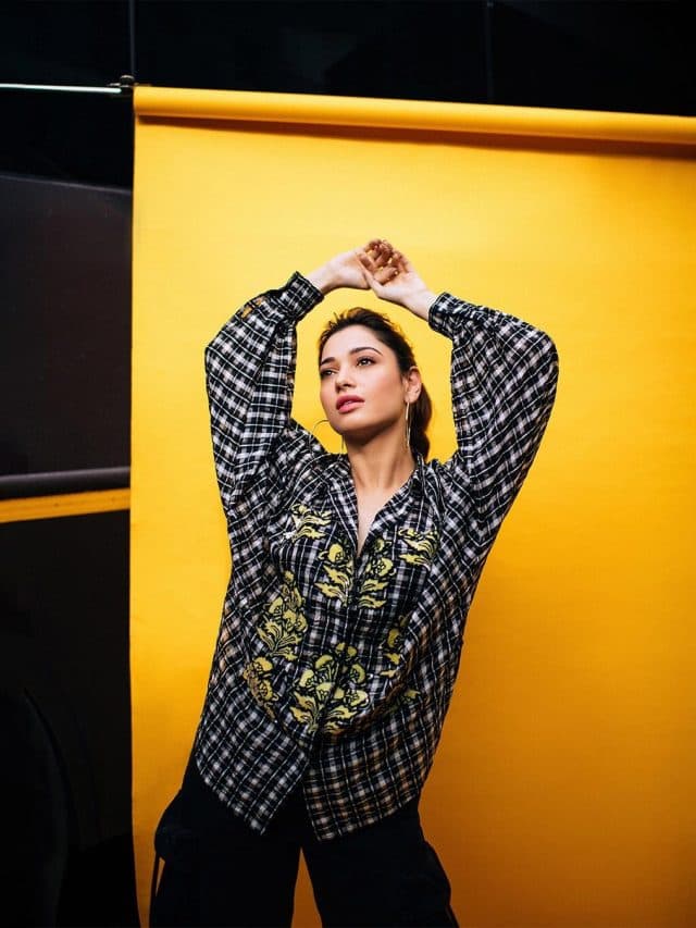 Tamanna Bhatia : ब्लैक-गोल्डन ड्रेस में सिजलिंग पोज देते नज़र आई तमन्ना भाटिया…….
