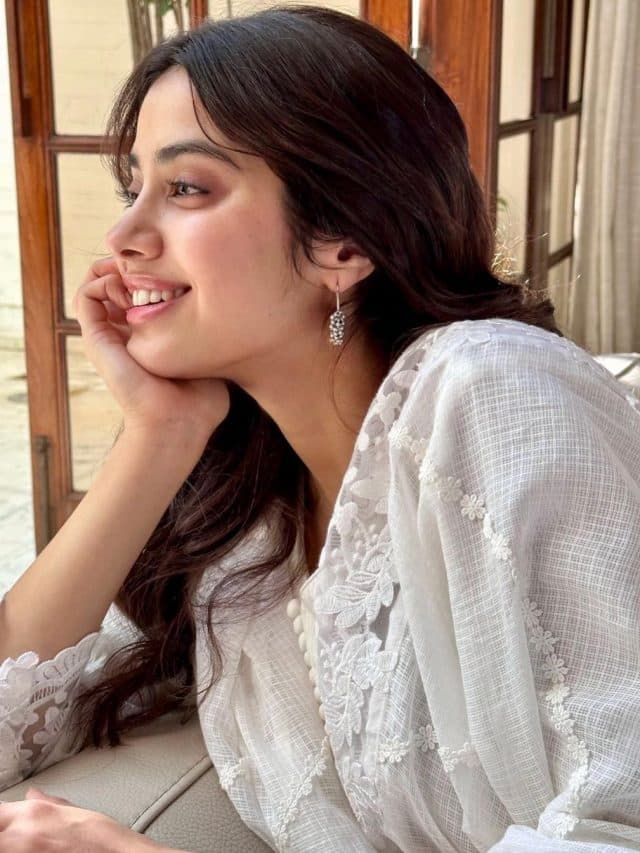 Janhvi Kapoor: व्हाइट सूट में जाह्नवी कपूर के चेहरे का नूर उड़ा रहा फैंस के होश