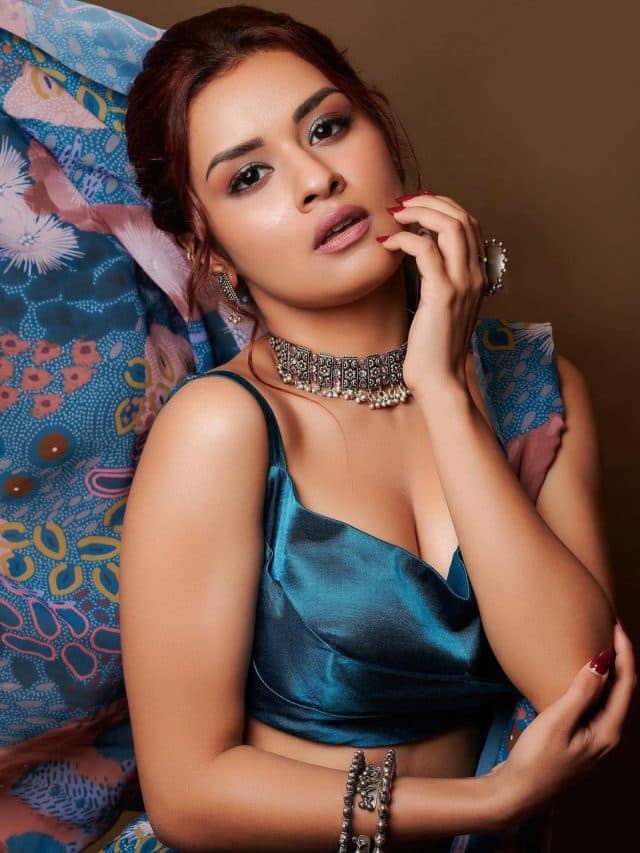 Avneet Kaur: ब्लू प्रिटेंड साड़ी में अवनीत ने दिखाया जलवा, इंटरनेट का पारा किया हाई