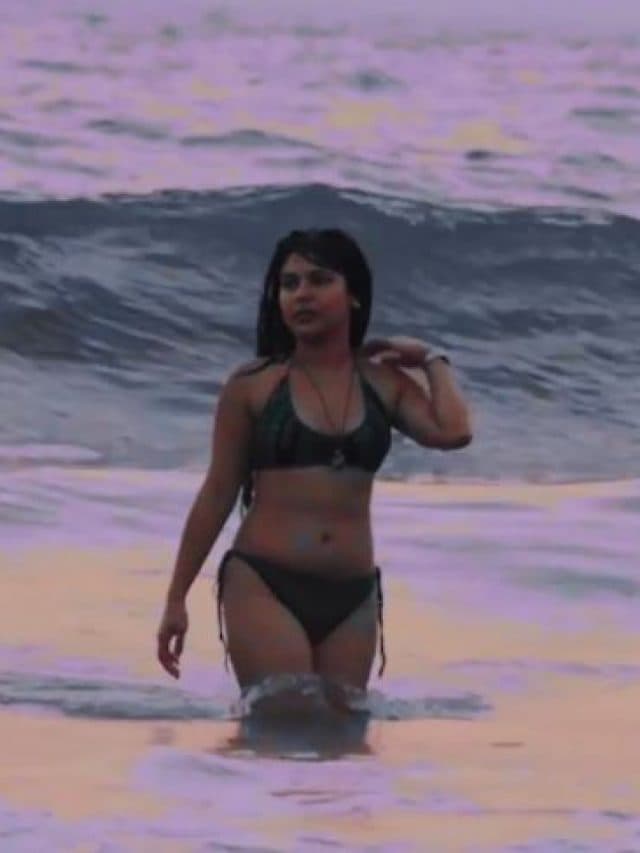सोनू भिड़े ने समुद्र किनारे फिर दिखाया बोल्ड अंदाज