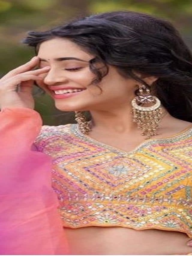एक्ट्रेस शिवांगी जोशी ने शरारा सूट में बिखेरे जलवे