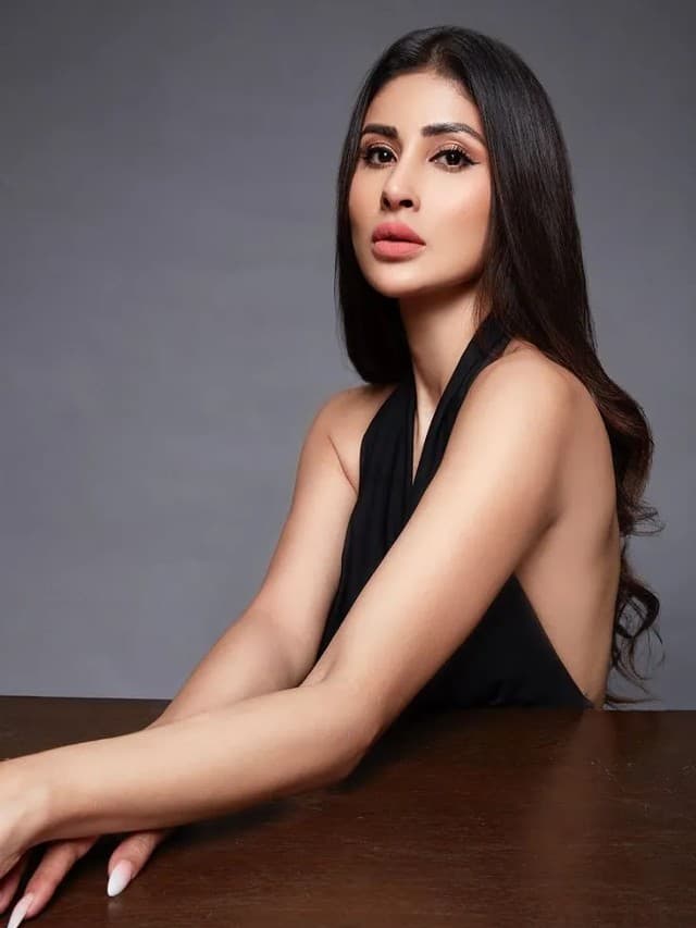 मौनी रॉय ने ब्लैक बैकलेस ड्रेस पहन मचाई आफत, तस्वीरें देख फैंस के उड़े होश