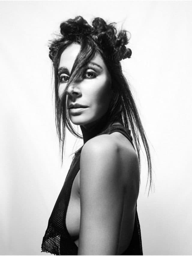 Monica Dogra: बिना कपड़ों के शेयर करती हैं हद से ज्यादा Bold फोटोज