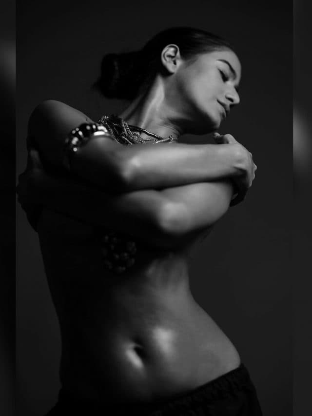 Poonam Pandey: Semi Nude होकर फिर मचाया बवाल