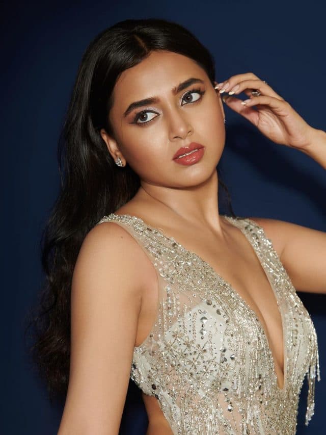 Tejasswi Prakash: सिल्वर ड्रेस में बेहद बोल्ड लुक दे रही तेजस्वी प्रकाश