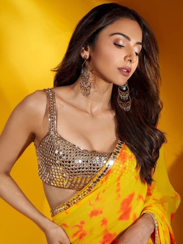 Rakul Preet Singh: येलो साड़ी में बेहद हॉट लुक दे रही रकुल प्रीत