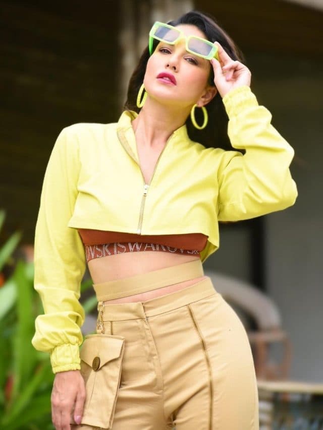 Sunny Leone: लाइट ग्रीन जैकेट पहन सनी लियोनी ने कैमरे के सामने दिए किलर पोज