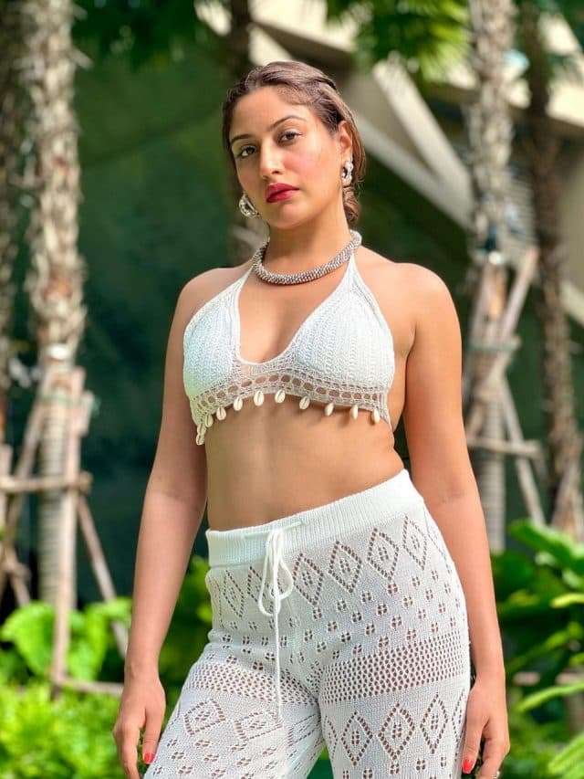 एक्ट्रेस सुरभि ने बोल्ड अदाओं से बढ़ाया इंटरनेट का पारा, वाइट ड्रेस में फ्लॉन्ट किया कर्वी फिगर
