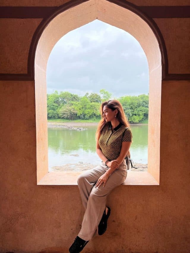 Casual look में कहर ढाती नजर आईं अनुष्का सेन