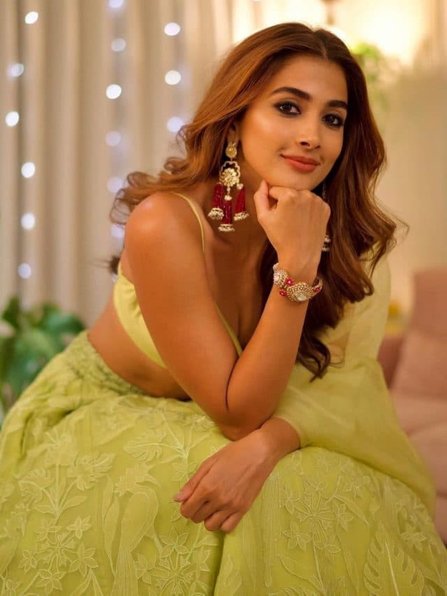 Pooja Hegde: येलो कलर का लहंगा पहन स्टनिंग लुक देती नजर आई पूजा हेगड़े