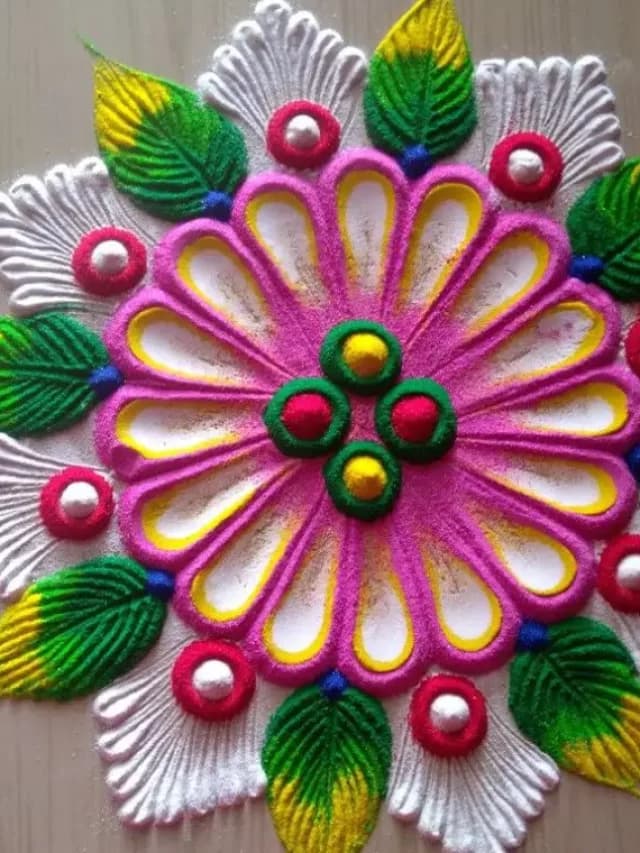 Diwali 2022: दिवाली पर इन खूबसूरत रंगोली डिजाइन से सजाए अपना आंगन