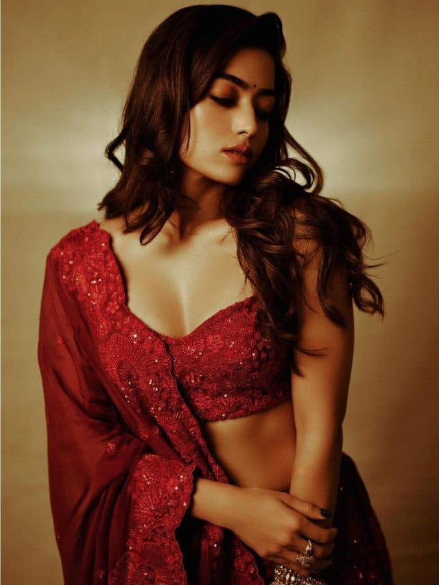 Rashmika Mandanna : सुर्ख लाल लहंगे में हुस्न की बिजलियां गिराते नजर आईं पुष्षा की श्रीवल्ली