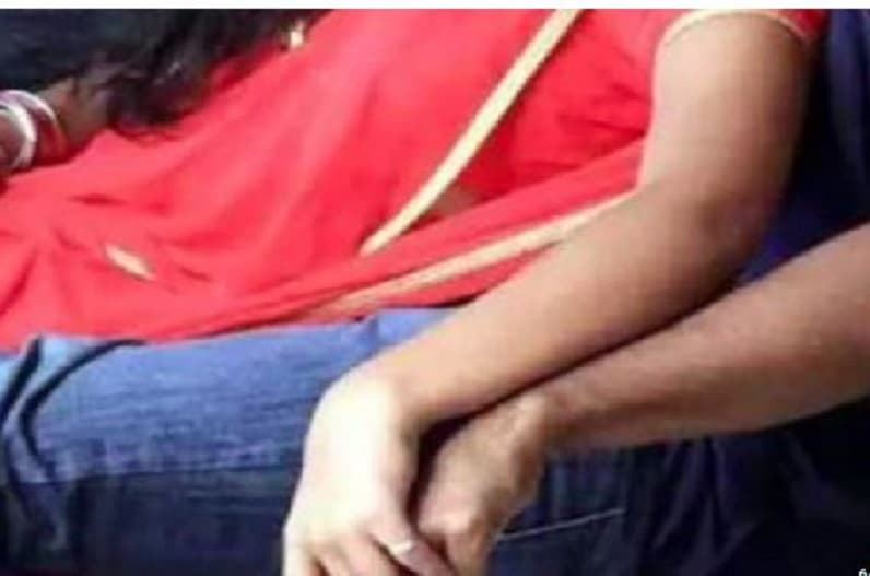 Devar-Bhabhi Sex in Car : कार में देवर-भाभी का रोमांस.. मां के सामने ही दोनों कर रहे थे सेक्स, जैसे ही पति ने देखा तो कर दिया ये खौफनाक कांड