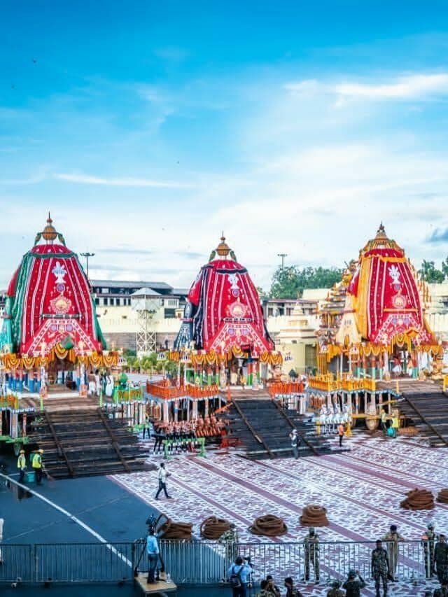 रथ पर महाप्रभु की एक झलक के लिए उमड़ी अनगिनत श्रद्धालुओं की भीड़…