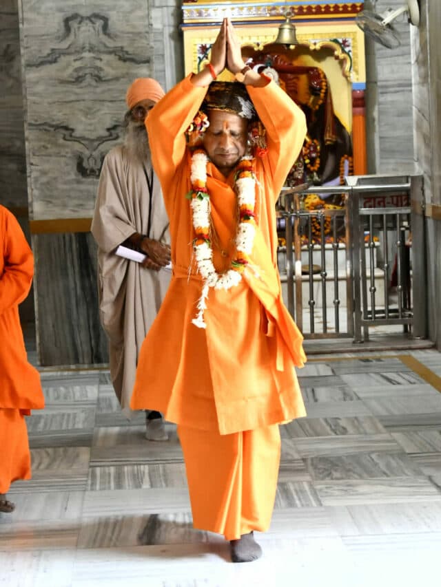 CM Yogi Vijayadashami look: विजयादशमी पर संतों की अदालत में दंडाधिकारी बने सीएम योगी