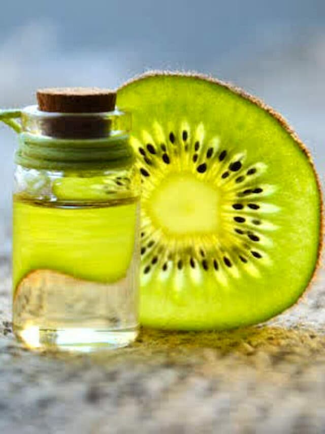 Health Benefits of Kiwi: प्लेटलेट्स की कमी दूर करने के साथ कई बीमारियों को दूर करता है कीवी