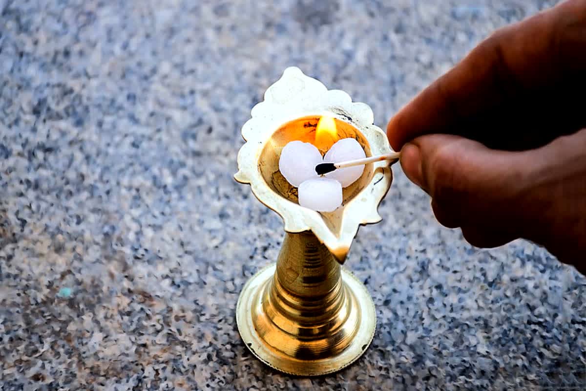 Dussehra Ke Upay: आज दशहरे पर करें ये उपाय, कभी नहीं होगी धन की कमी, घर में सुख-समृद्धि का होगा वास