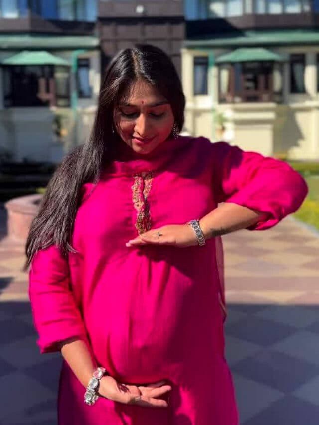 Mohena Kumari Baby Bump Photos: रीवा की राजकुमारी ने बेबी बंप फ्लॉन्ट करते हुए फैंस को सुनाई खुशखबरी