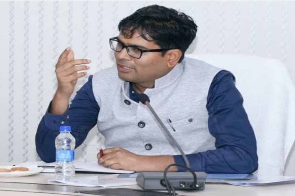CG News: गृह निर्माण मण्डल के दो इंजीनियर पर गिरी निलंबन की गाज, ठेकेदार को ब्लैक लिस्ट करने की नोटिस, मंत्री ओपी चौधरी ने कही भ्रष्टाचार पर जीरो टॉलरेंस की बात