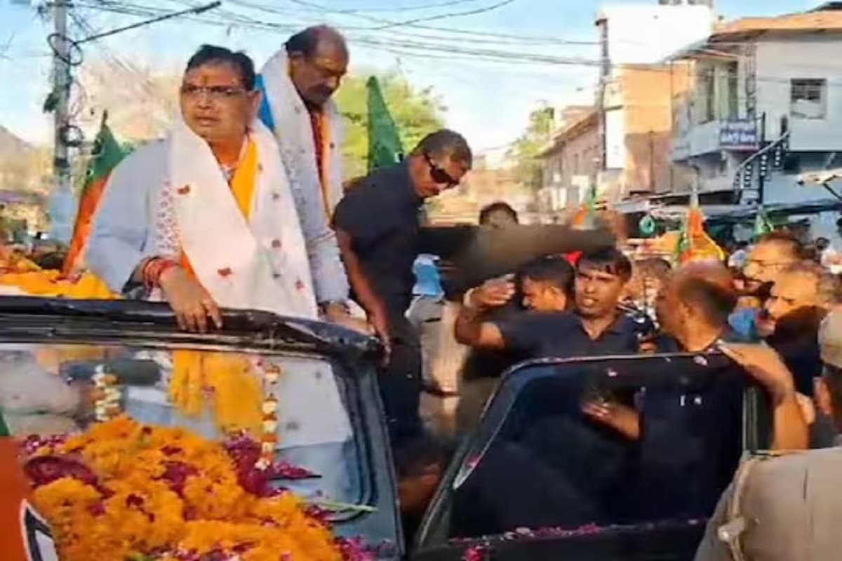 यहां के सीएम की सुरक्षा में भारी चूक, रोड शो के दौरान फटा गाड़ी का रेडिएटर, मची अफरा-तफरी