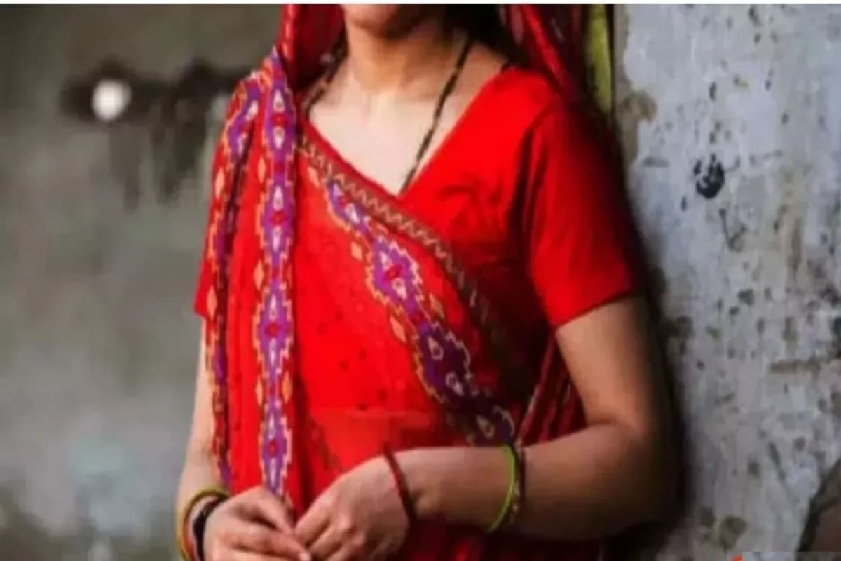 Patni Ka Avaidh Sambandh : पत्नी कर रही थी पराए मर्द से बात.. अवैध संबंध के शक में पति और देवर ने कर दिया बुरा हाल, अस्पताल में भर्ती हुई महिला
