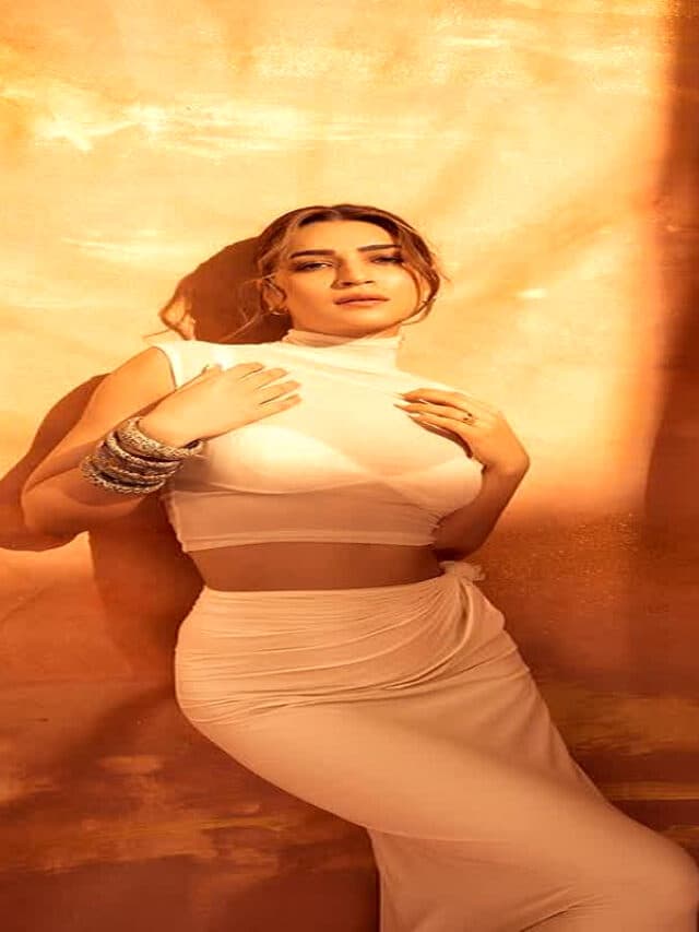 Kriti Sanon Hot Pics : कृति सेनन ने हाई किया इंटरनेट का पारा, बोल्डनेस देख उड़े फैंस के होश