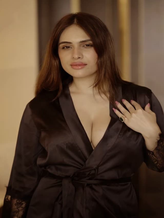 Neha Malik Sexy Photos : नेहा मलिक ने ब्लैक नाइट सूट में बरपाया कहर, जमकर वायरल हो रही ये सेक्सी तस्वीरें