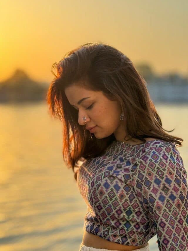 Avneet Kaur Hot Photos: झील किनारे सनसेट का मजा लेती नज़र आई ये खूबसूरत एक्ट्रेस, देखें गॉर्जियस तस्वीरें…