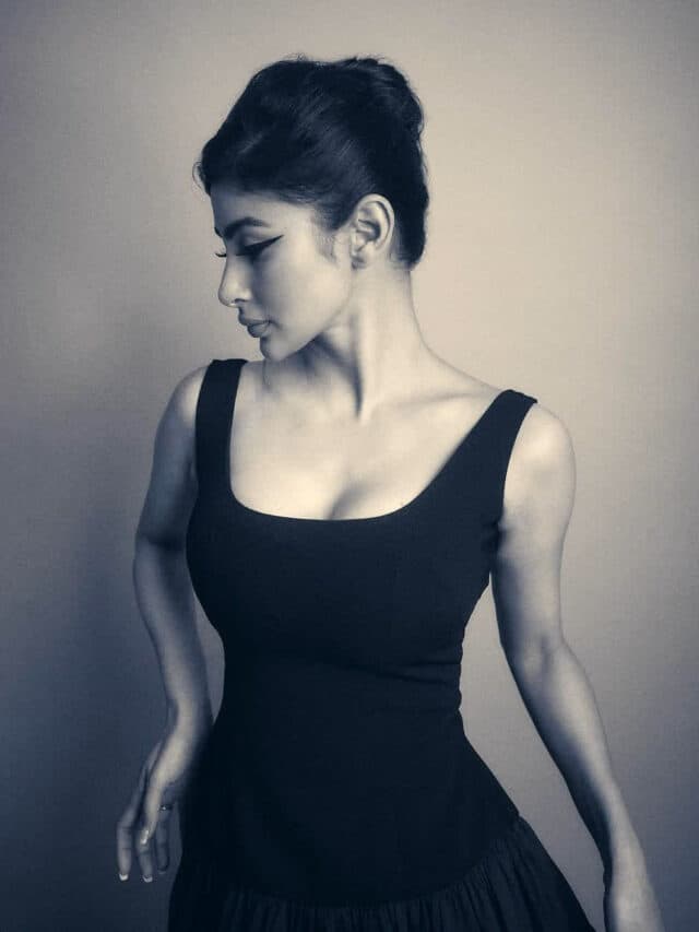 Mouni Roy Hot Pic : ब्लैक कलर की फ्रॉक में टीवी की नागिन ने दिखाया किलर लुक