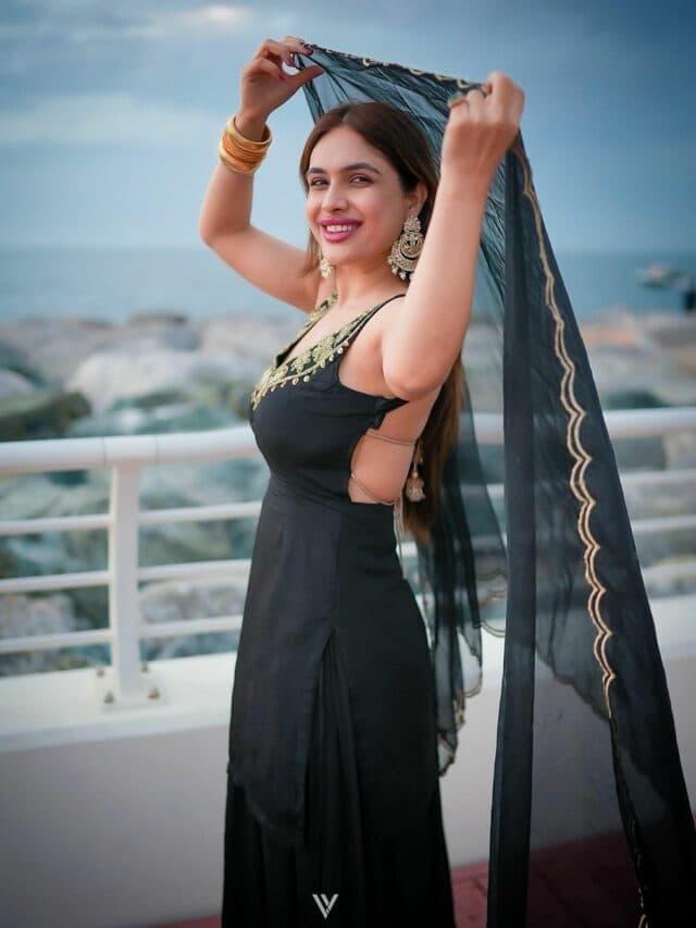 Neha Malik Desi Look: ब्लैक सूट में पटोला बनकर निकली भोजपुरी हसीना नेहा मलिक