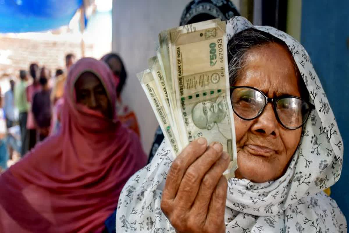 Good News For Pensioners: दिवाली से पहले पेंशनर्स को केंद्र सरकार का बड़ा तोहफा, इतनी उम्र के बाद मिलेगा एक्स्ट्रा पेंशन का लाभ