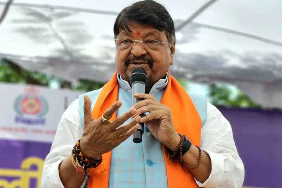 Kailash Vijayvargiya Statement: ‘उनके नानाजी की सरकार में लगाई गई थी धारा 370..’ संविधान को लेकर विपक्षी नेताओं के बयान पर भड़के MP के ये दिग्गज मंत्री, कह दी ये बड़ी बात