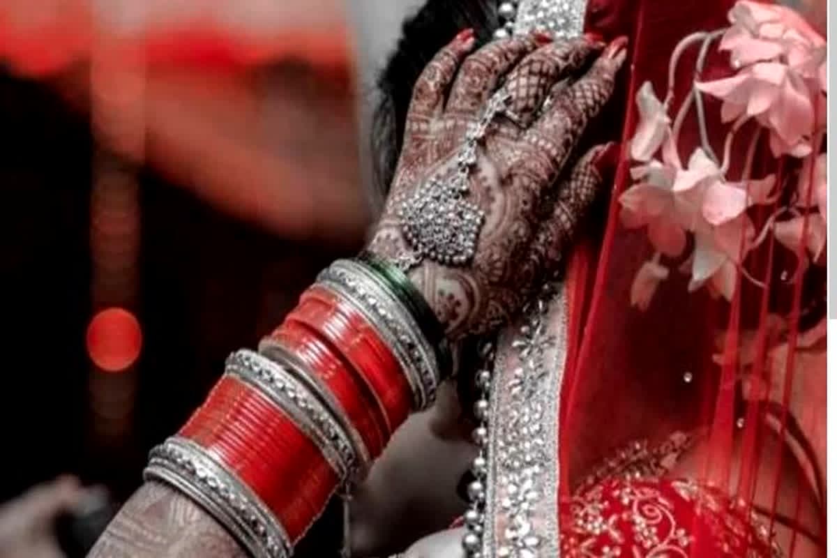 Dulha Dulhan News: बीच मंडप से उठकर रूम में चली गई दुल्हन, बाहर निकलते ही लिया ये बड़ा फैसला, सुनकर दूल्हा भी रह गया दंग