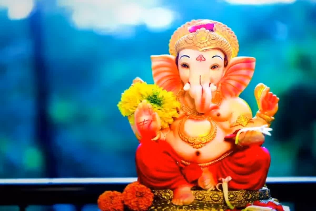 Ganesh Mantra: बुधवार के दिन भगवान गणेश की पूजा के समय करें इन मंत्रों का जाप, ग्रह दोष से मिलेगी मुक्ति