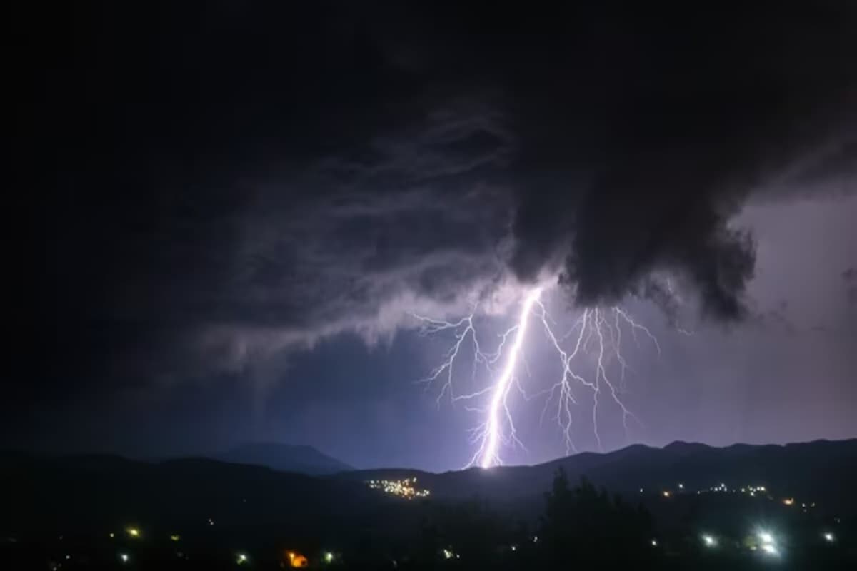 Lightning Strike Death: आसमानी आफत ने मचाया कोहराम, आकाशीय बिजली की चपेट में आने से 3 व्यक्ति और 4 मवेशियों की मौत