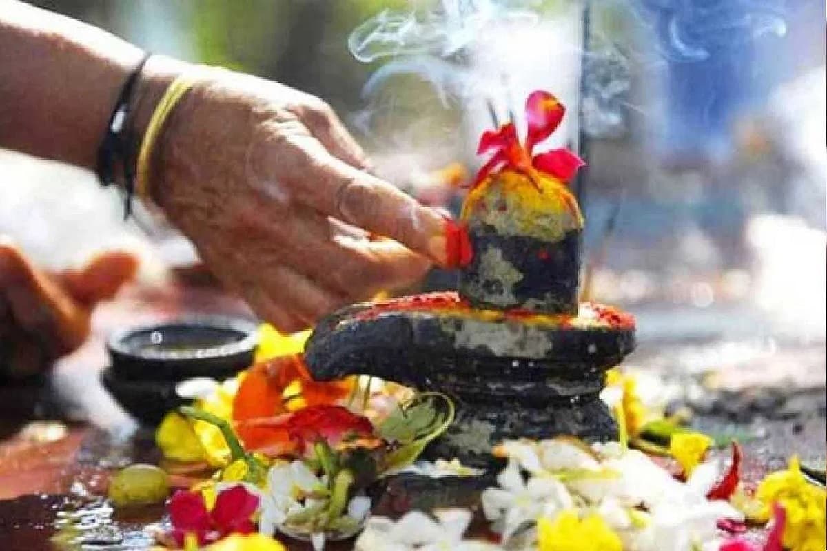 Somwar Ke Upay: मनचाहा वर पाने के लिए सोमवार को करें ये उपाय, चाहत पूरी करेंगे भोलेनाथ, घर में जल्द बजेगी शहनाई