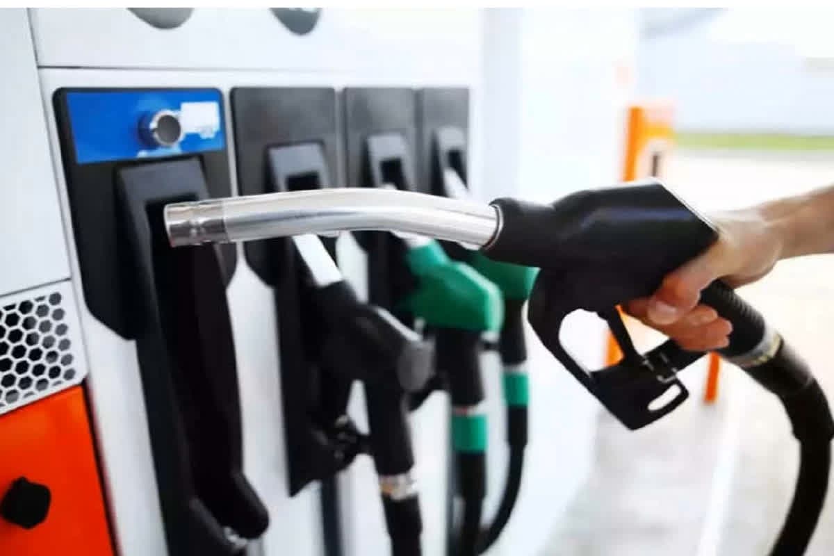Petrol Diesel Price Today: पेट्रोल 92 और डीजल 88 रुपए लीटर, नवरात्रि से पहले घटे ईंधन के दाम, आम जनता को बड़ी राहत