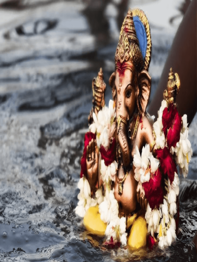 GANESH VISARJAN KATHA: जानिए आखिर क्यों गणपति बप्पा को पानी में विसर्जित किया जाता है