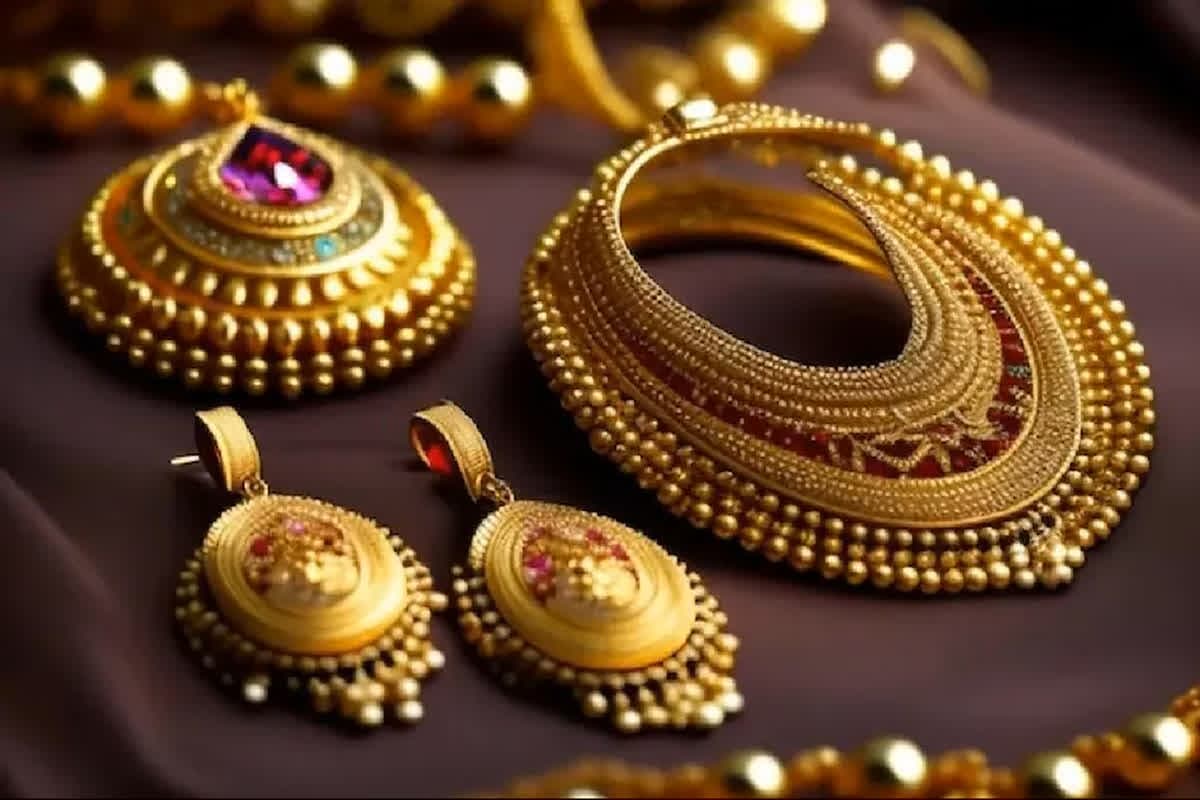 Gold Silver Price Today: महीने के तीसरे दिन फिर महंगा हुआ सोना, एक ही बार में बढ़े इतने रुपए, जानें क्या है आज का ताजा दाम