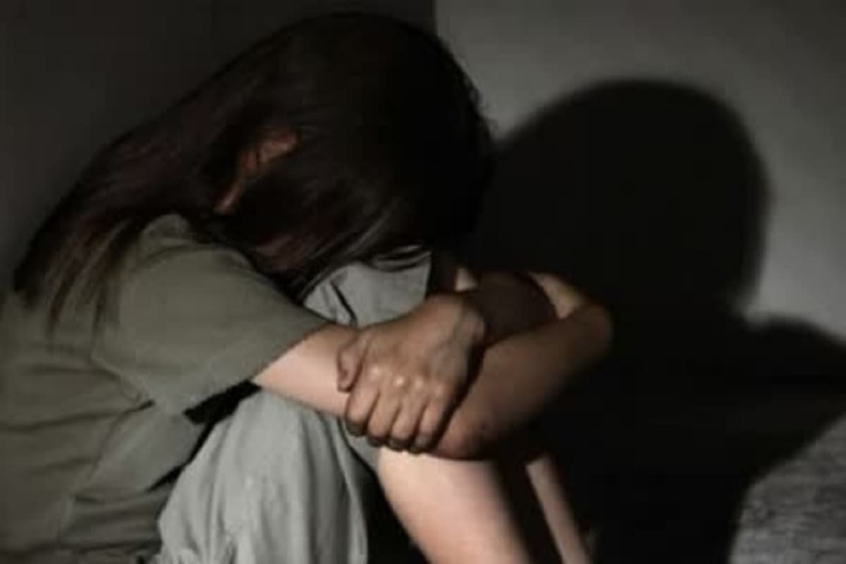 अपनी ही 17 वर्षीय बेटी से दुष्कर्म करता था पिता, चार साल बाद बेटी को थाने लेकर पहुंची मां
