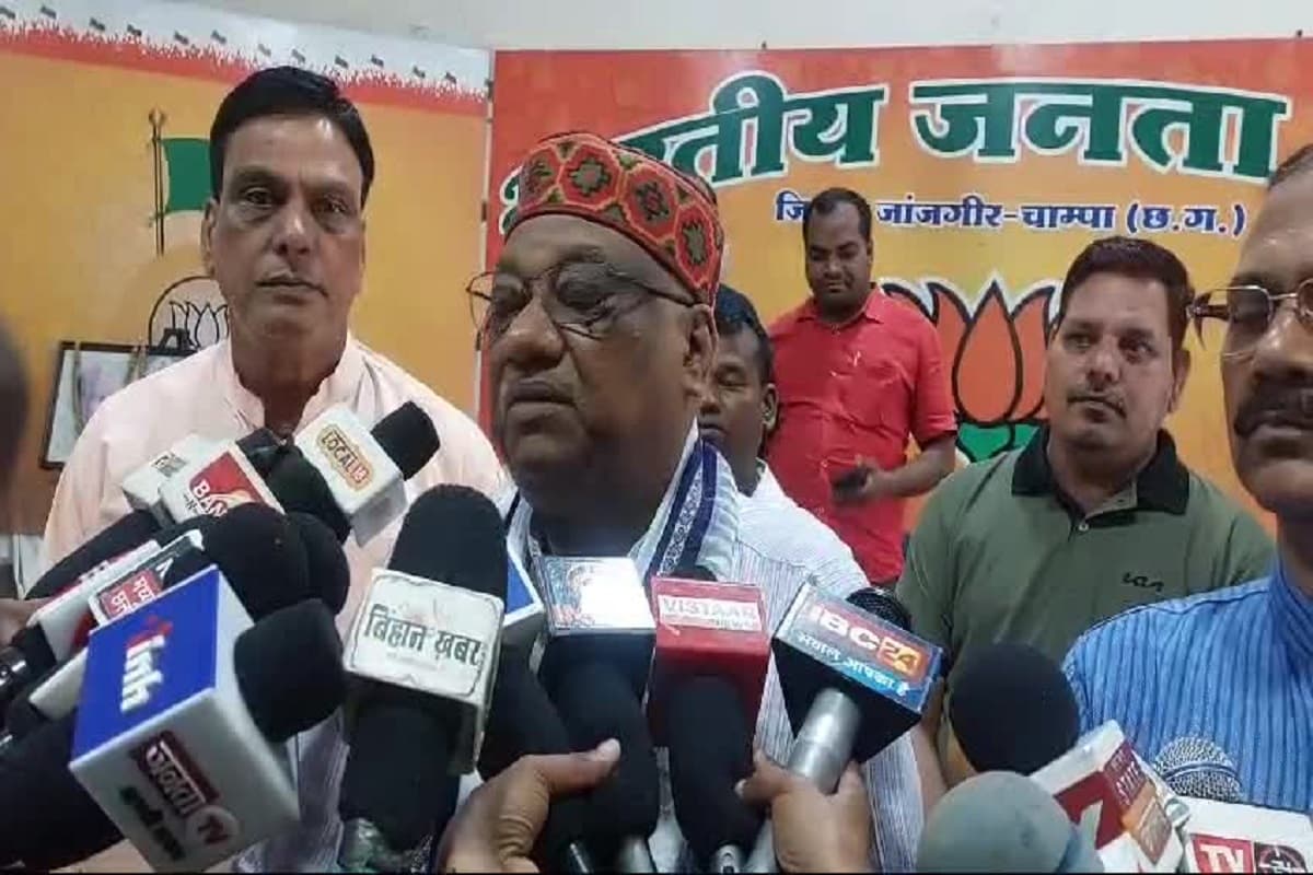 दो कांग्रेस विधायकों पर FIR की मांग, पूर्व नेता प्रतिपक्ष ने लगाए महाठग का समर्थन करने के आरोप