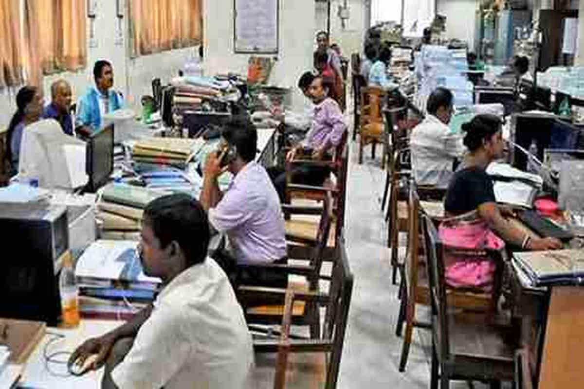 8th Pay Commission Latest News : 8वें वेतन आयोग पर बड़ा अपडेट.. केंद्रीय कर्मचारियों के वेतन में होगी तगड़ी बढ़ोतरी, जानें कितना आएगा सैलरी में उछाल?