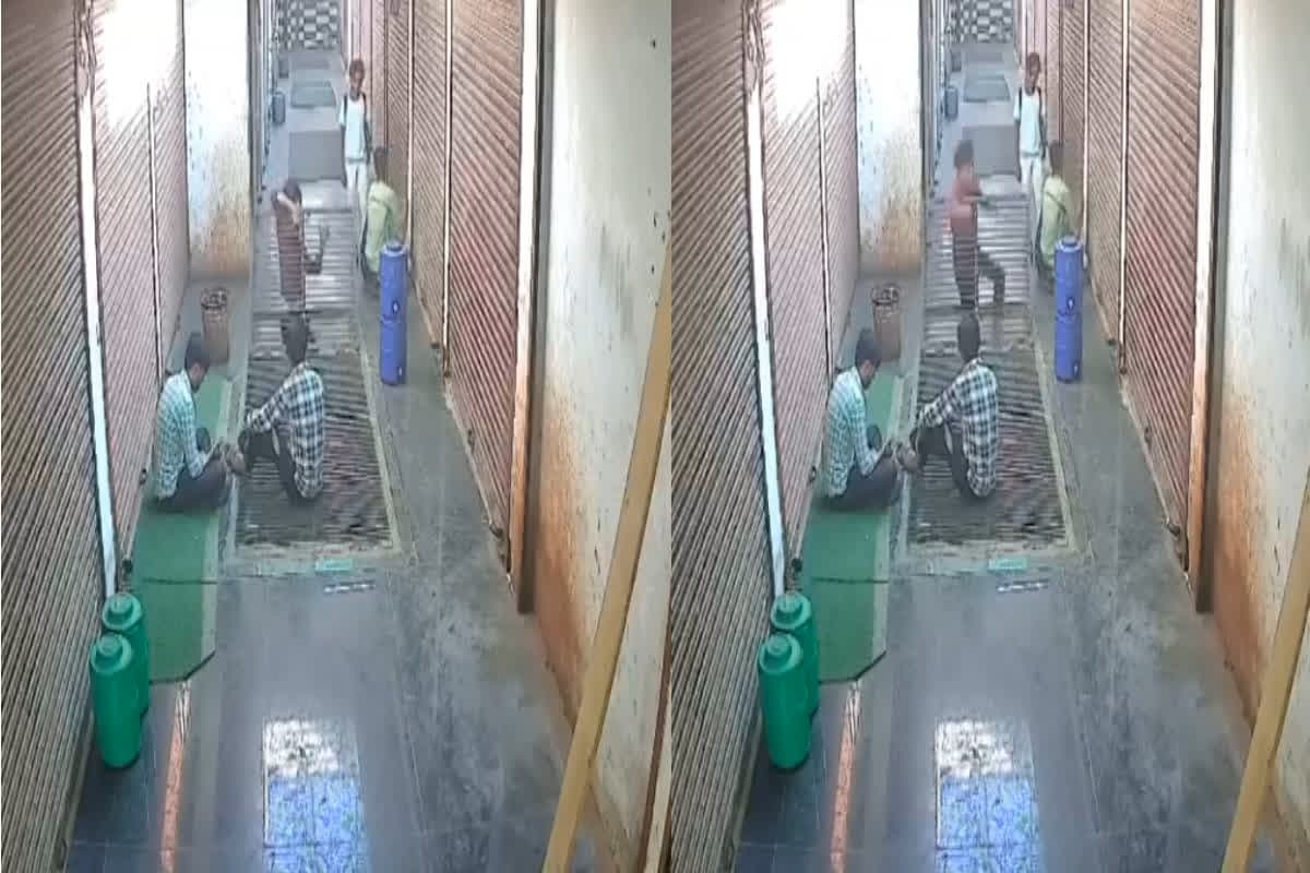Agra News: रील बनाने के चक्कर में कटी युवक की गर्दन.. 3 मंजिल से गिरा नीचे, देखें मौत का लाइव वीडियो