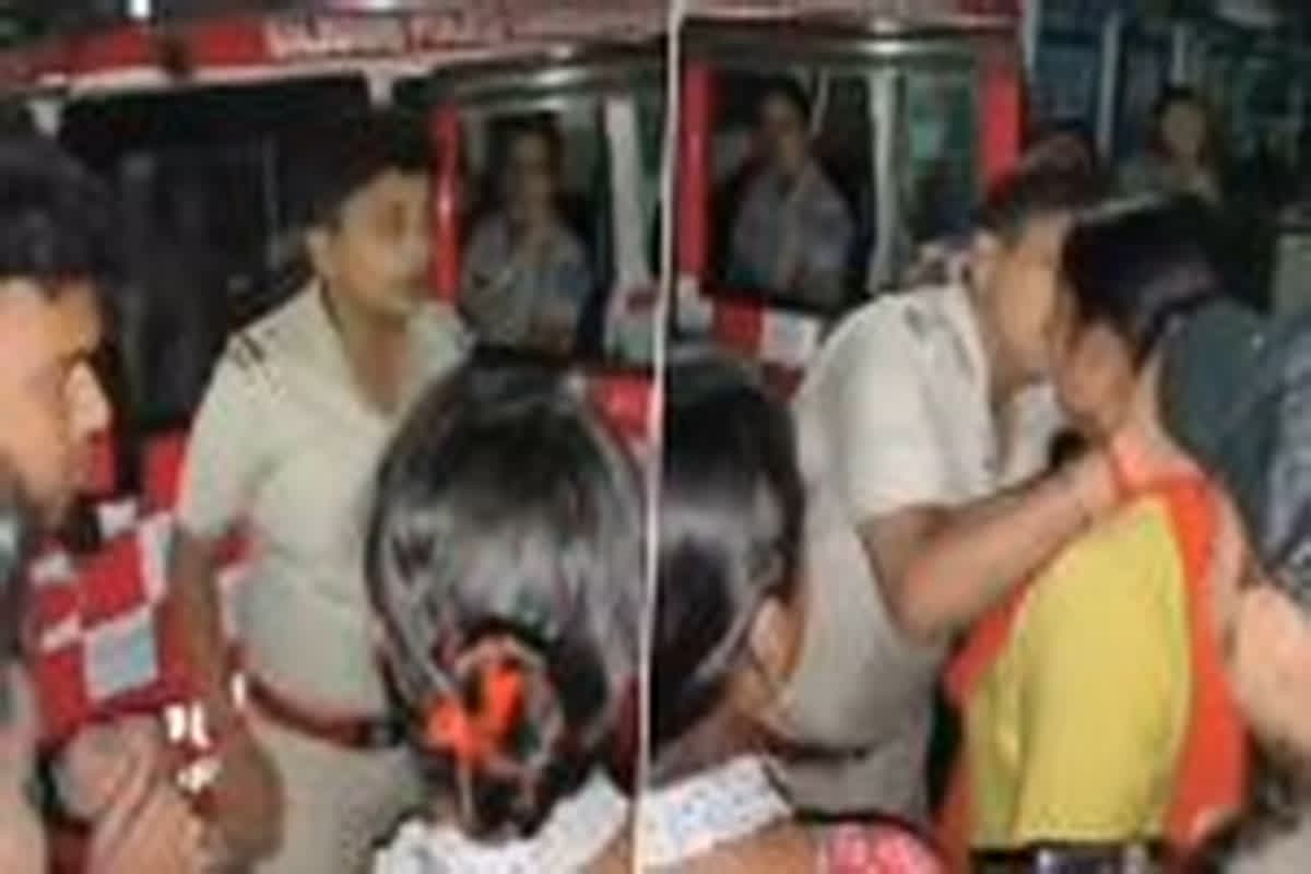 ASI Viral Video: नशे में धुत ASI ने सरेआम किया महिला को Kiss, सोशल मीडिया पर वायरल हो रहा वीडियो, देखें यहां