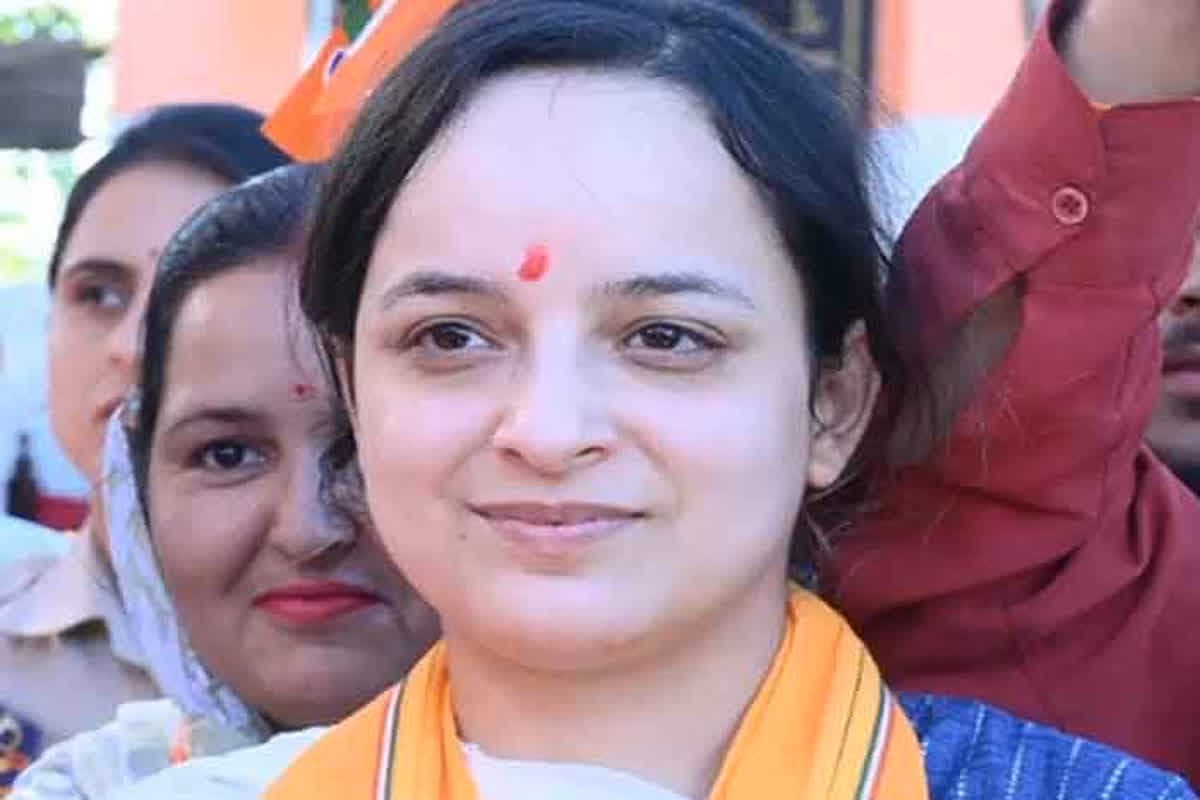 Shagun Parihar Kishtwar: पीएससी की तैयारी में जुटी BJP के इस युवा उम्मीदवार ने ढहा दिया अब्दुल्ला परिवार का किला.. दर्ज की शानदार जीत