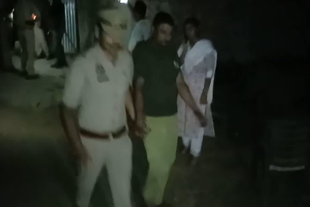 Arrested Gambler: जिला पंचायत सदस्य के कारखाने में चल रहा था जुआ, देर रात दबिश देकर पुलिस ने एक दर्जन जुआरियों को दबोचा
